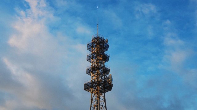川辺の鉄塔と夕日